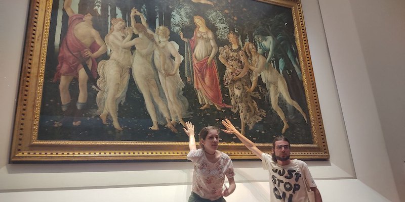Due attivisti si incollano al vetro della Primavera di Botticelli, agli Uffizi (Ultima Generazione)