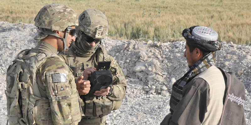 Un posto di blocco con controllo identità a Kandahar nel 2013 (U.S. Army photo /Wikicommons)