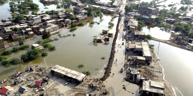 Strade e case di Jaffarabad, in Pakistan, durante una delle alluvioni estive, il 29 agosto 2022 (AP Photo/Zahid Hussain, File, LaPresse)