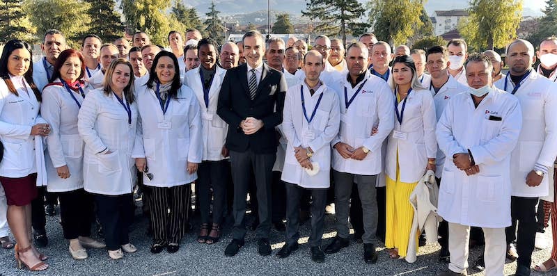 Il governatore Roberto Occhiuto con i medici cubani arrivati mercoledì (Facebook)