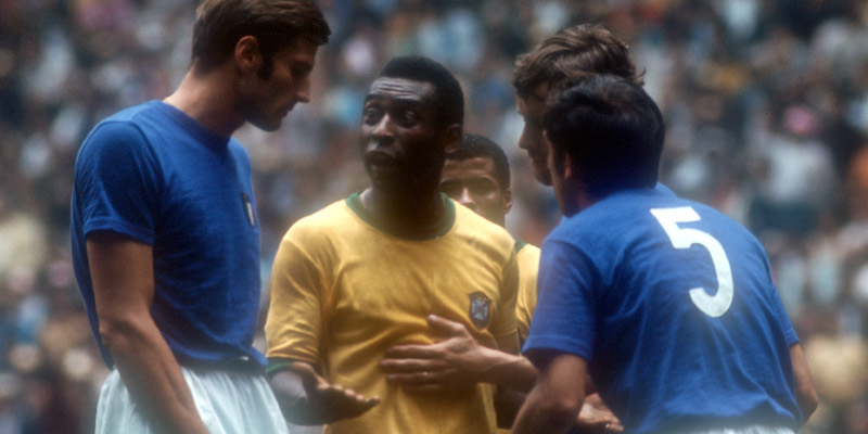Pelé discute con alcuni giocatori italiani, fra cui Giacinto Facchetti, durante la finale dei Mondiali del 1970 (Getty Images)