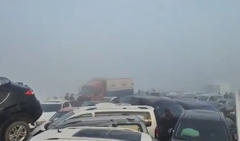 Il tamponamento che ha coinvolto più di 200 macchine su un ponte in Cina