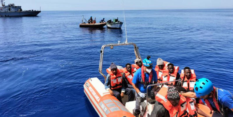 Un soccorso effettuato da una nave della ong Mediterranea Saving Humans (ANSA/MEDITERRANEA SAVING HUMAN)