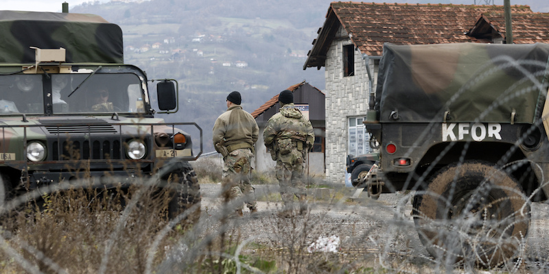 Due militari della KFOR, la forza militare di peacekeeping guidata dalla NATO, al confine tra Kosovo e Serbia (AP Photo/Marjan Vucetic)