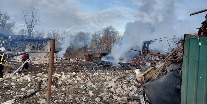 I danni provocati dai frammenti di un missile russo nel distretto di Darnycja, a Kiev (NEXTA/Twitter)
