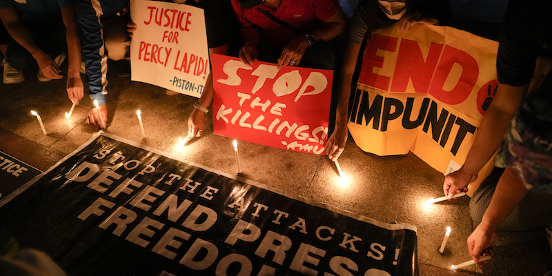 Una protesta contro l'uccisione del giornalista filippino Percival Mabasa (AP Photo/Aaron Favila, File)
