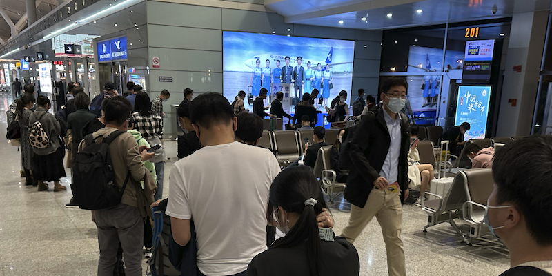 Passeggeri in un aeroporto della provincia di Jiangxi, in Cina (AP Photo/Ng Han Guan)