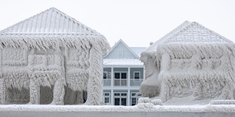 Le surreali foto delle case ricoperte di ghiaccio in Canada