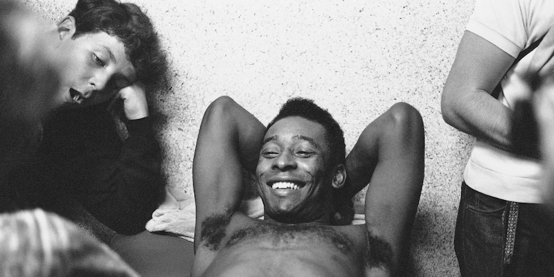 Pelé dopo un allenamento nel 1975, fra i tifosi (AP Photo)