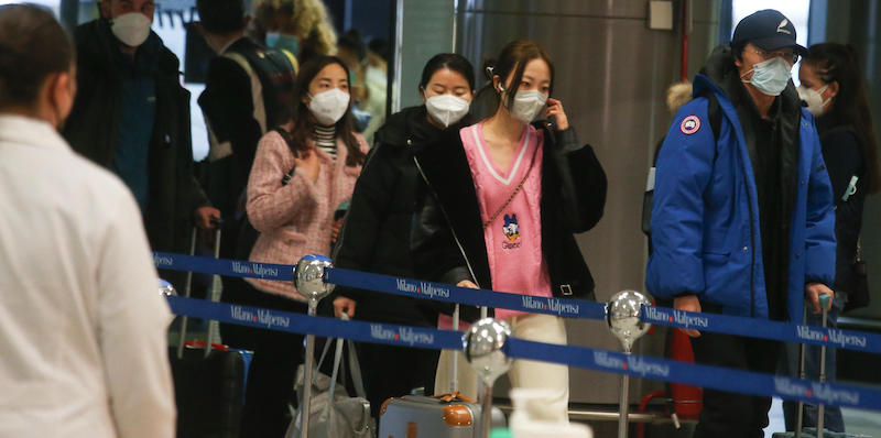 Alcuni viaggiatori provenienti dalla Cina al loro arrivo all'aeroporto di Milano Malpensa
(ANSA / MATTEO BAZZI)