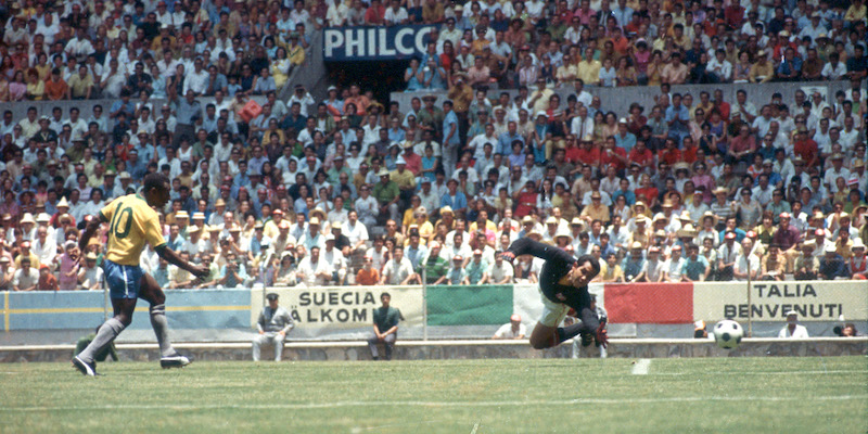 Pelé e il portiere dell'Uruguay Ladislao Mazurkiewicz durante la semifinale mondiale del 1970 (AP)