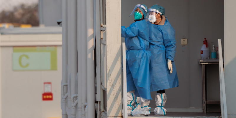 Due operatrici sanitarie a Shanghai, in Cina (EPA/ALEX PLAVEVSKI)