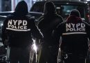 Un uomo ha ferito tre poliziotti con un machete vicino a Times Square, a New York, durante i festeggiamenti per Capodanno