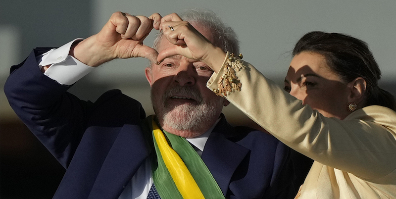 Lula con la moglie Rosangela da Silva (AP Photo/Silvia Izquierdo)