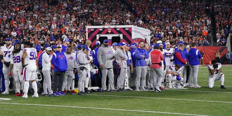 Giocatori e staff dei Buffalo Bills davanti ai soccorsi (Dylan Buell/Getty Images)