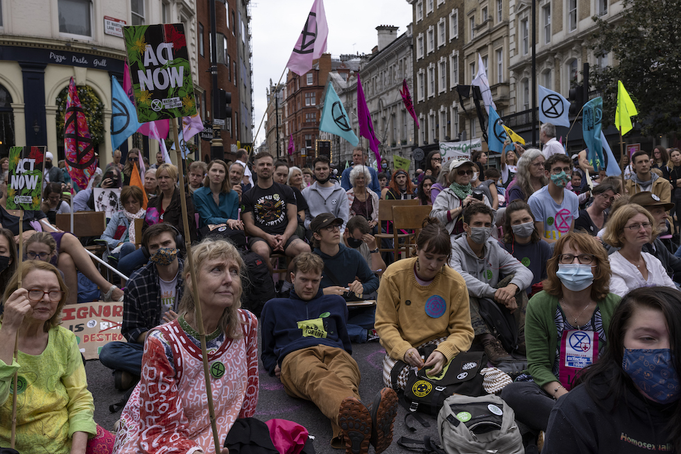 Un raduno di persone durante una protesta di Extinction Rebellion nella zona di Covent Garden, a Londra