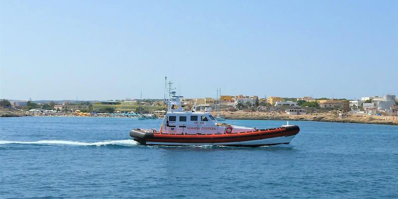 Una motovedetta della Guardia costiera italiana (ANSA/ ELIO DESIDERIO)