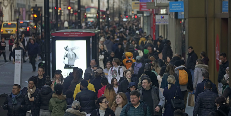 Le persone per le vie dei negozi nel centro di Londra, il 2 gennaio 2023 (AP Photo/Kin Cheung)