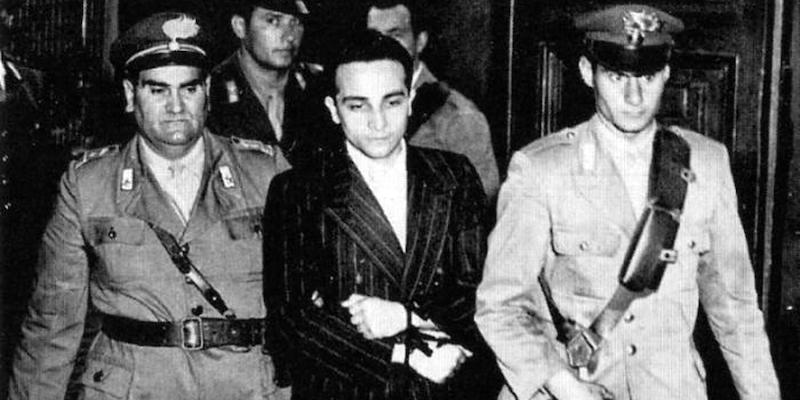 Antonio Pallante mentre viene condotto in aula per il processo, nel giugno del 1949
(ANSA/WIKIPEDIA)
