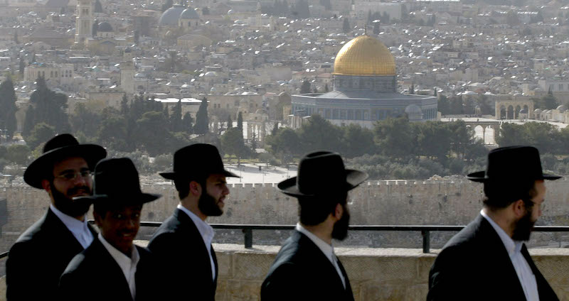 Ebrei ultraortodossi davanti alla Spianata delle Moschee (Uriel Sinai/Getty Images)