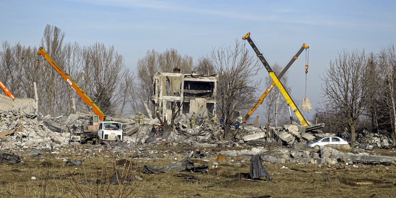 I resti della caserma di Makiivka dopo il bombardamento ucraino (AP Photo)