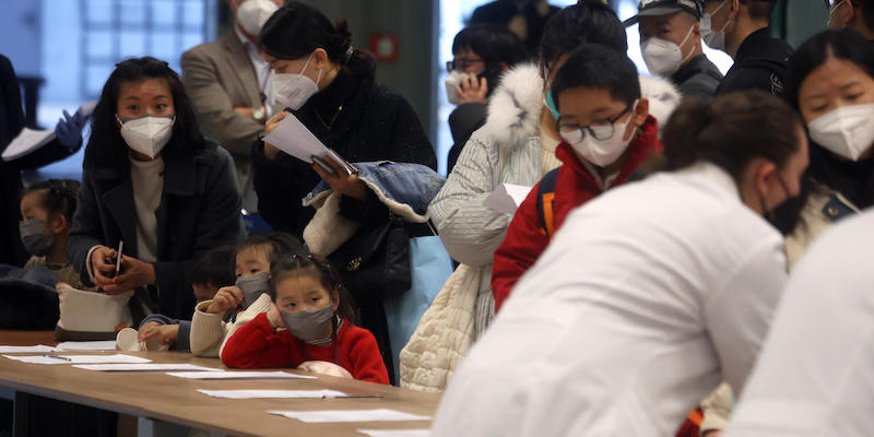 Alcuni viaggiatori provenienti dalla Cina si sottopongono al tampone al loro arrivo all'aeroporto di Milano Malpensa
(ANSA / MATTEO BAZZI)