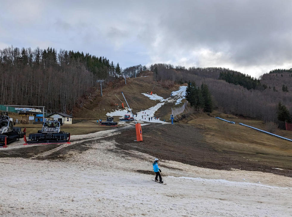 Una parte del comprensorio sciistico del monte Cimone, negli Appennini, senza neve