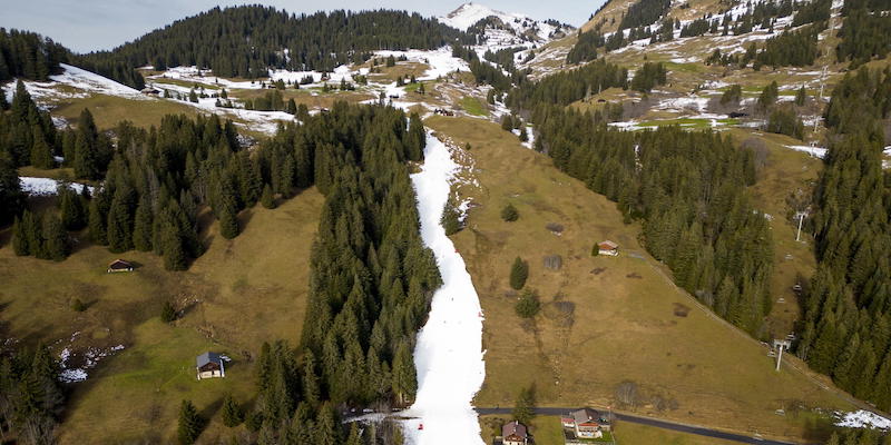 Una pista da sci innevata con la neve artificiale a Villars-sur-Ollon, in Svizzera, il 31 dicembre 2022 (EPA/LAURENT GILLIERON, ANSA)