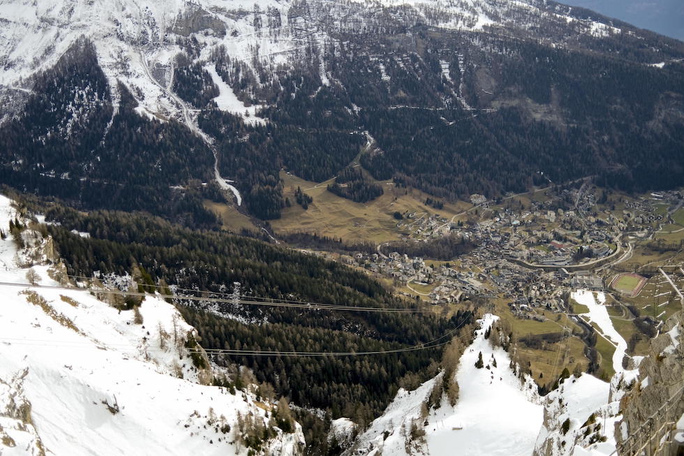 La cittadina di Leukerbad, nelle Alpi svizzere, fotografata dall'alto