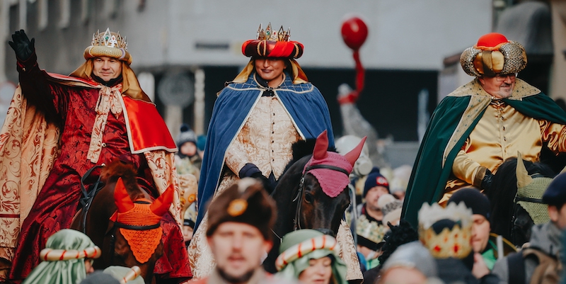 Tre persone vestite da re magi durante una processione a Breslavia, in Polonia (Krzysztof Zatycki/ZUMA Press Wire/ANSA)