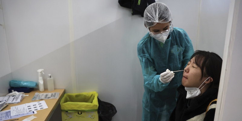 Una persona arrivata dalla Cina viene testata per il coronavirus all'aeroporto Charles de Gaulle di Parigi (AP Photo/Aurelien Morissard, File)