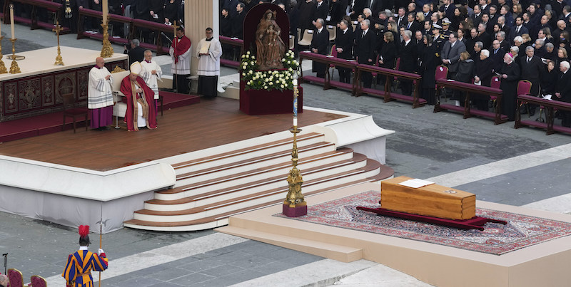 Papa Francesco durante il funerale (AP Photo/Antonio Calanni)
