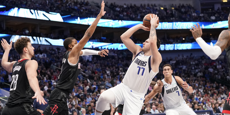 Luka Doncic contro la difesa degli Houston Rockets (AP Photo/LM Otero)