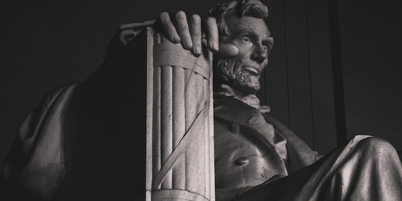 Particolare della statua di Lincoln al Lincoln Memorial di Washington DC (Clark Van Der Beken/Unsplash)