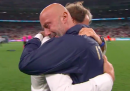 L'abbraccio tra Gianluca Vialli e Roberto Mancini dopo l'Europeo vinto a Wembley
