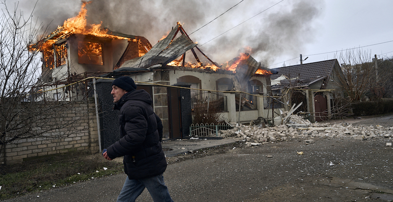 Una casa colpita da un bombardamento russo a Kherson il 6 gennaio (AP Photo/LIBKOS)