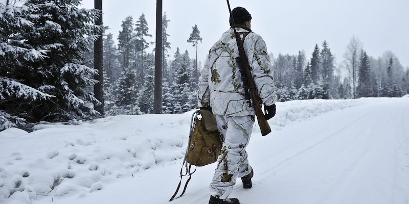 Un cacciatore in Svezia nel 2011 ( EPA/ANDERS WIKLUND / SCANPIX SWEDEN OUT)