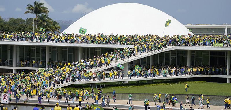 I sostenitori di Jair Bolsonaro invadono il parlamento brasiliano (AP Photo/Eraldo Peres)