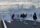 Gli scontri tra tifosi della Roma e del Napoli in un'area di sosta sull'A1