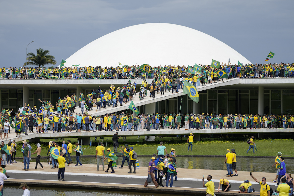 Migliaia di Bolsonaristi attaccano la sede del Parlamento brasiliano a pochi giorni dalla proclamazione di Lula a nuovo Presidente. 
