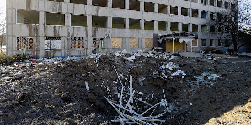 Uno degli edifici danneggiati dall'attacco russo (AP Photo/Evgeniy Maloletka)