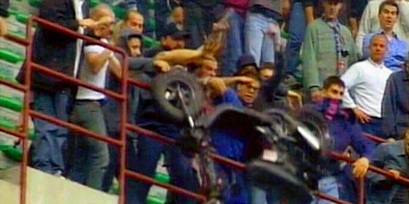 Il lancio dello scooter dagli spalti dello stadio di Milano al termine di Inter-Atalanta del 6 maggio 2001 (ARCHIVIO - ANSA - KRZ)