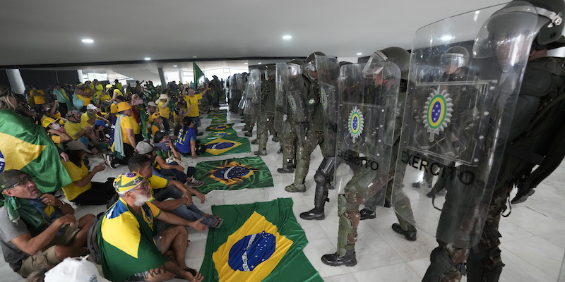 I sostenitori di Bolsonaro dopo l'incursione nel palazzo Planalto, che ospita il presidente (AP Photo/Eraldo Peres)