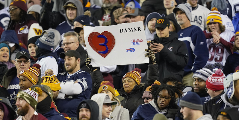 Un cartello per Damar Hamlin mostrato durante la partita tra Dallas Cowboys e Washington Commanders, Landover, Stati Uniti, 8 gennaio 2023 (AP Photo/Patrick Semansky)