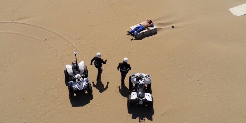 polizia locale controlla un uomo in spiaggia