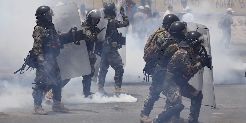 Forze dell'ordine durante alcuni scontri coi manifestanti ad Arequipa, in Perù, lo scorso 4 gennaio (AP Photo/Fredy Salcedo)