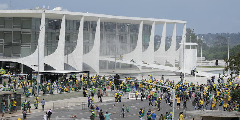 L'assalto dei sostenitori di Bolsonaro al palazzo degli uffici presidenziali (AP Photo/Eraldo Peres)