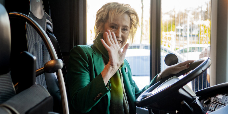 Letizia Moratti sul bus con cui farà il suo tour elettorale per le province lombarde (LaPresse)