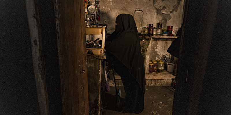 Una donna nella sua cucina nel campo di prigionia per ex affiliati all'ISIS di al Hol, in Siria