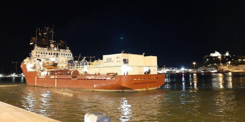 L'arrivo della nave Ocean Viking nel porto di Ancona